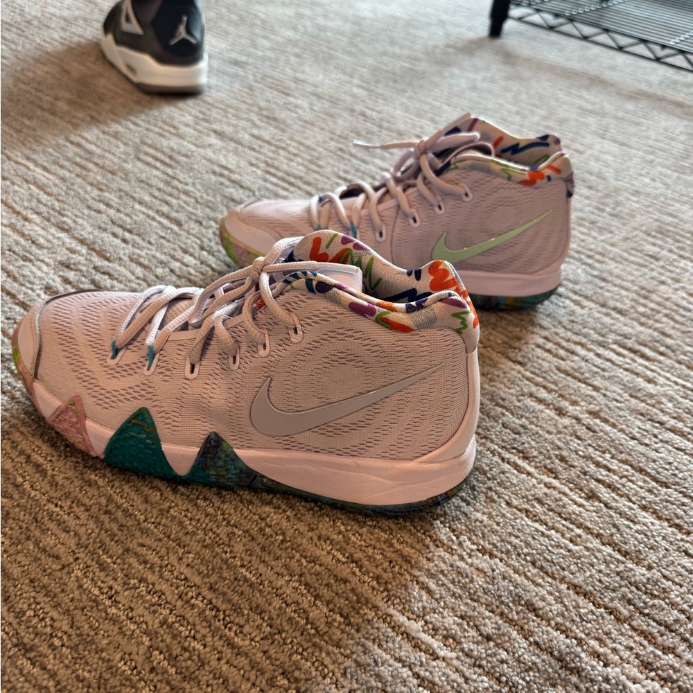 Nike KYRIE 4s
